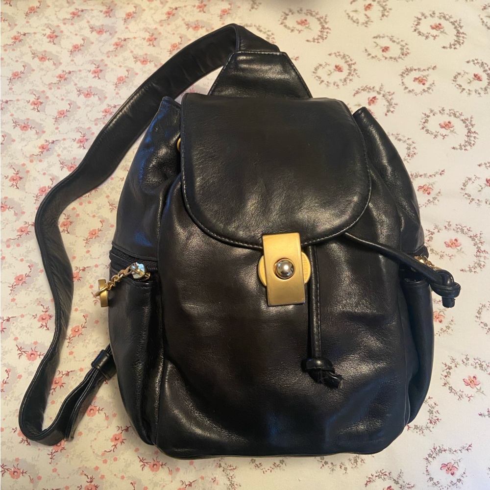 Perlina vintage 90’s leather sling bag
